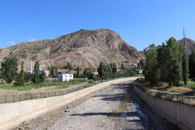 Kavurucu sıcaklar Oltu Çayı'nı kuruttu