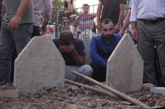 Kocası tarafından katledilen anne ve 3 kızı, ağıtlarla son yolculuklarına uğurlandı