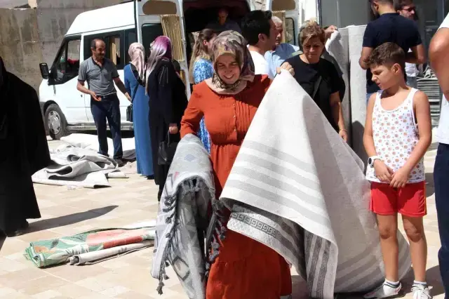Ucuza halı satıldığını duyan vatandaşlar, mağaza önünde izdiham oluşturdu