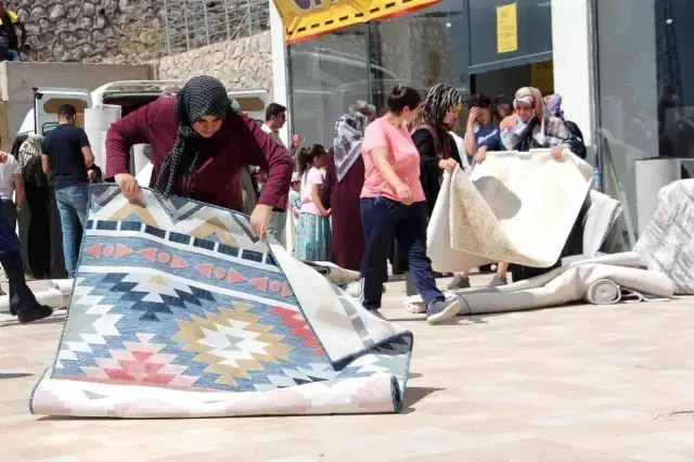 Ucuza halı satıldığını duyan vatandaşlar, mağaza önünde izdiham oluşturdu