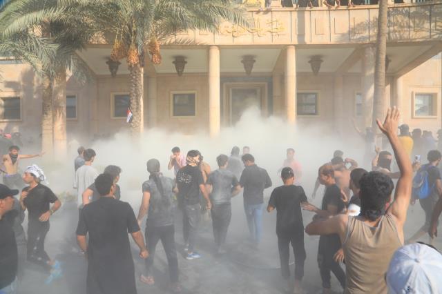 Irak'ta Sadr destekçileri hükümet sarayını basarak yüzme havuzunda serinlediler