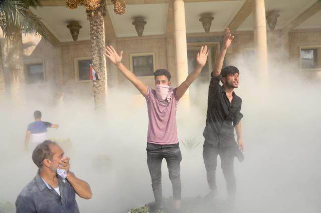 Irak'ta Sadr destekçileri hükümet sarayını basarak yüzme havuzunda serinlediler