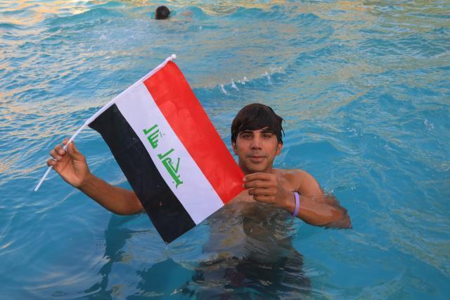 Irak'ta Sadr destekçileri hükümet sarayını basarak yüzme havuzunda serinlediler