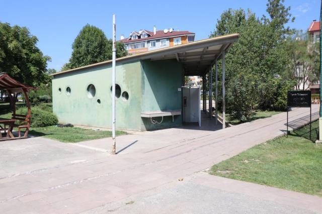 Mide bulandıran olay kamerada! 70 yaşındaki adam, tuvaletteki kırıklardan çocukları izlerken yakalandı