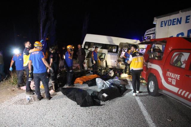 Düğünden dönenleri taşıyan minibüs, kamyonla çarpıştı: 8 ölü, 9 yaralı