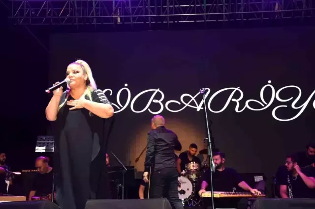 Annesini yeni kaybeden Kibariye, sahnede tüyleri diken diken etti: Annem şarkısını okuyamayacağım