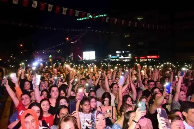 Annesini yeni kaybeden Kibariye, sahnede tüyleri diken diken etti: Annem şarkısını okuyamayacağım