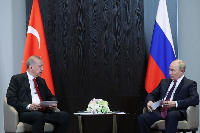 Putin'in Şangay Zirvesi'nde Cumhurbaşkanı Erdoğan'ı ayakta beklediği görüntüler gündem oldu