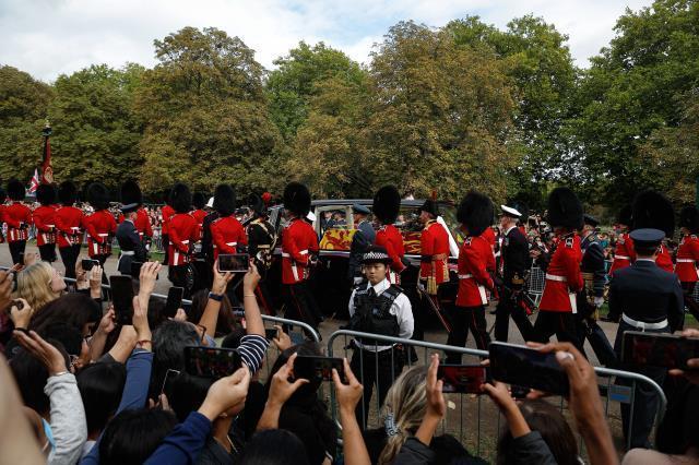 Zeki çiftçinin Kraliçe Elizabeth'in cenazesini görmek için bulduğu yöntem pes dedirtti