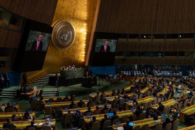 BM Genel Kurulu'nda Cumhurbaşkanı Erdoğan hitap ederken dolu olan koltuklar, Macron konuşurken boş kaldı