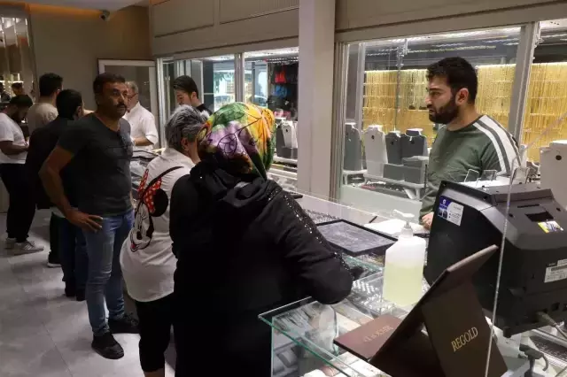 Altında yaşanan düşüşün ardından yatırımcılar kuyumculara koştu