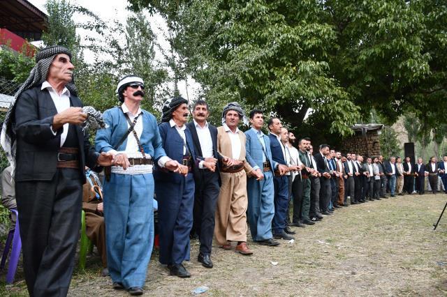 Aşiret düğününde gelin ve damada takılan parayı 9 kişi saydı