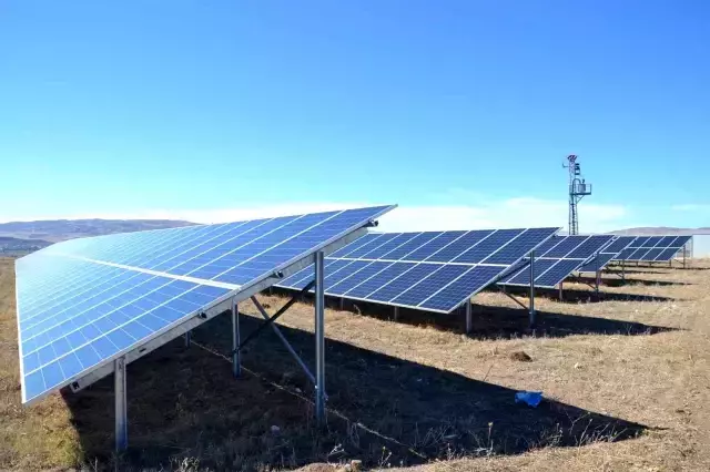 Belediye kurduğu güneş santrali ile neredeyse tüm beldenin elektrik ihtiyacını karşılıyor