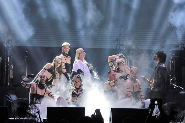 Hande Yener, öldürülen Mahsa Amini için önce saçını kesti sonra ağlayarak şarkı söyledi