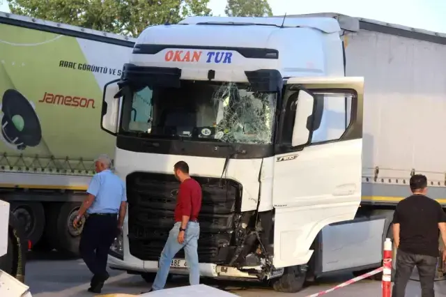 Kontrolden çıkan tır akaryakıt istasyonuna daldı, ortalık savaş alanına döndü