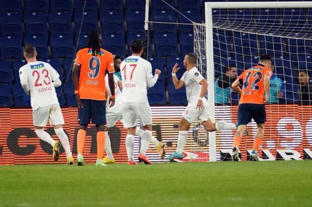 Başakşehir'e evinde soğuk duş! Sivasspor ilki yaşattı