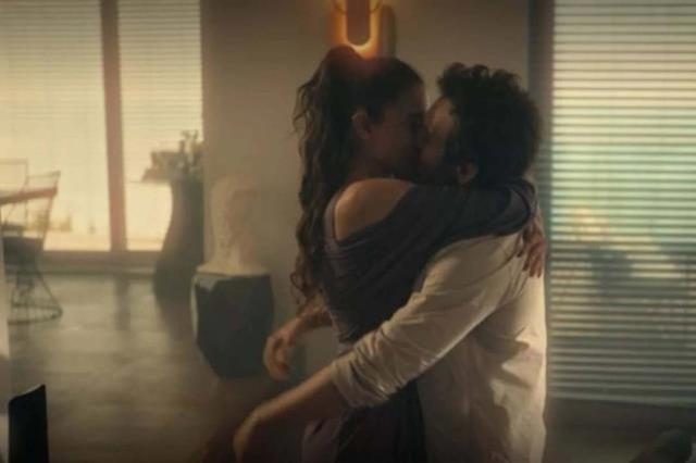 Ateşli sahneleri gören Seren Serengil, başa sarıp tekrar izlemiş: Böyle bir şey olamaz