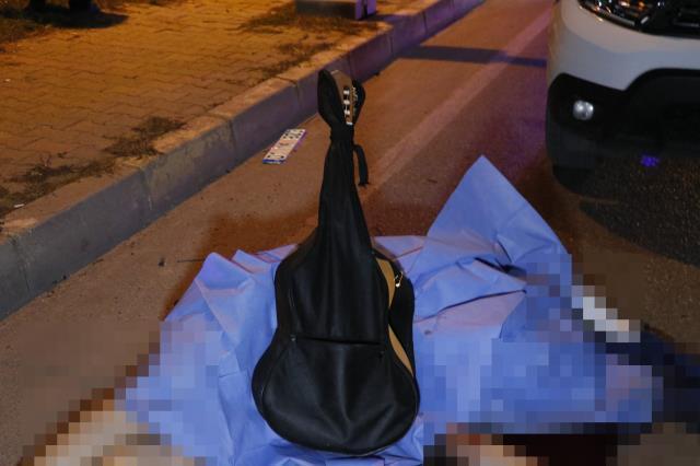 Otomobilin çarptığı genç öldü! Polis yerdeki gitarını kaldırıp cansız bedeninin üstüne koydu