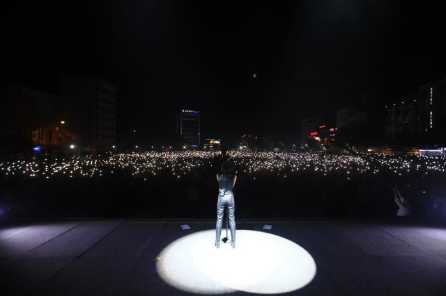 Zeynep Bastık Diyarbakır Konseri! (VİDEO) Zeynep Bastık Diyarbakır konserine kaç kişi katıldı?
