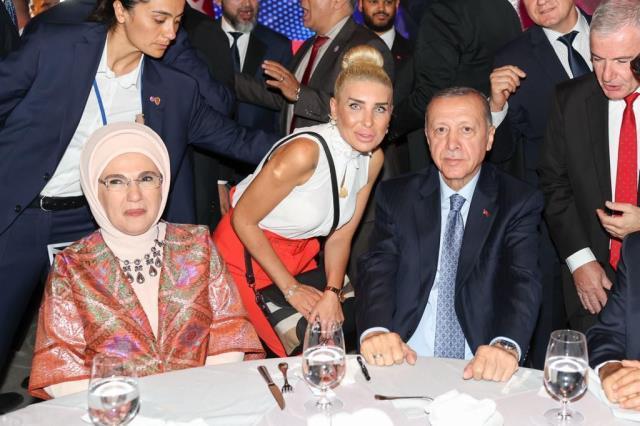 Tamı tamına 5 milyon dolar dağıttılar! Times meydanında hediye yağmuru