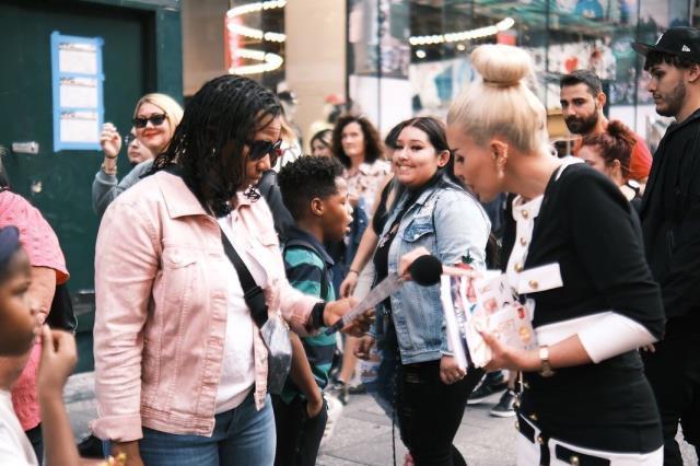 Tamı tamına 5 milyon dolar dağıttılar! Times meydanında hediye yağmuru