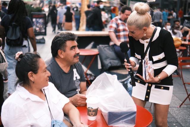 Tamı tamına 5 milyon dolar dağıttılar! Times meydanında hediye yağmuru