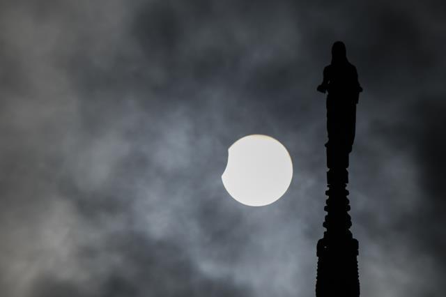 Merakla beklenen güneş tutulması gerçekleşti! İşte doğa mucizesinden çok güzel kesitler