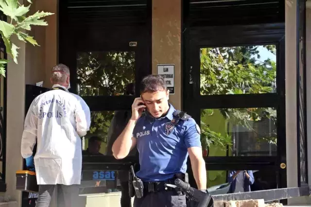 Öğretmeninin evinde yarı çıplak bulunan gencin babası oğlunun mezarı başında konuştu