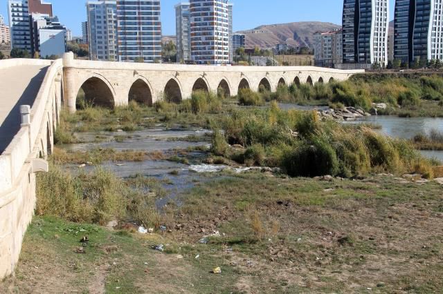 Türkiye'nin en uzun nehri Kızılırmak otlağa dönüştü, manzara herkesi ürküttü