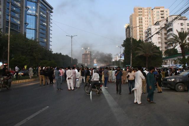 İmran Han'a suikast düzenlendi, Pakistan'da yer yerinden oynadı! Milyonlarca destekçisi sokağa indi