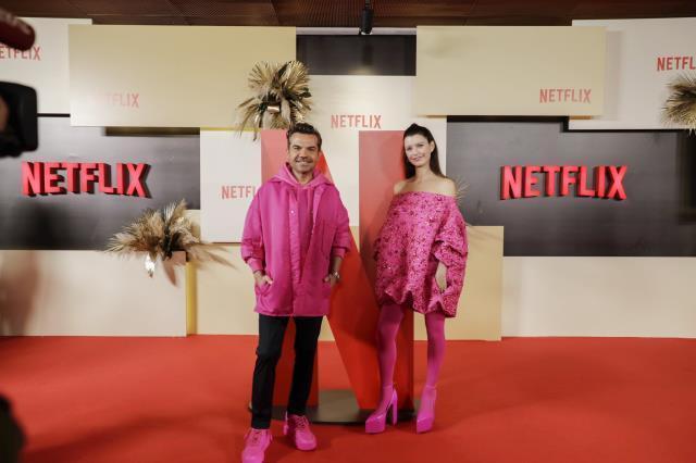 Beren Saat ve Kenan Doğulu, pembe kombinleriyle sosyal medyayı ikiye böldü