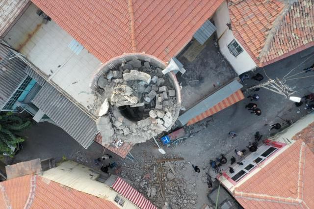 Gece yarısı 4,9 büyüklüğündeki depremin vurduğu İzmir'de hasar gün ağarınca ortaya çıktı