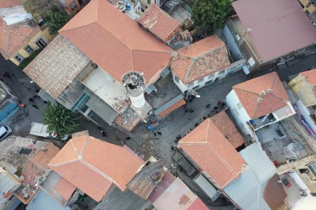 Gece yarısı 4,9 büyüklüğündeki depremin vurduğu İzmir'de hasar gün ağarınca ortaya çıktı