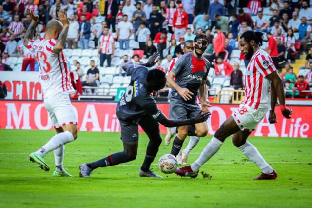 Antalyaspor'dan müthiş geri dönüş! Fatih Karagümrük 2 farklı üstünlüğü koruyamadı