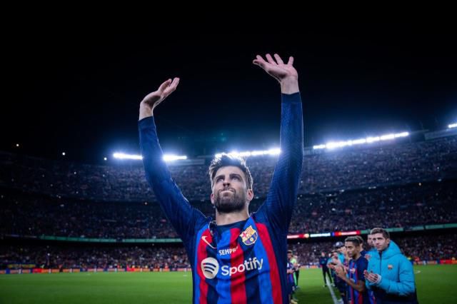 Barcelona efsanesi Pique gözyaşları içinde futbola veda etti! Konuşması herkesi derinden etkiledi