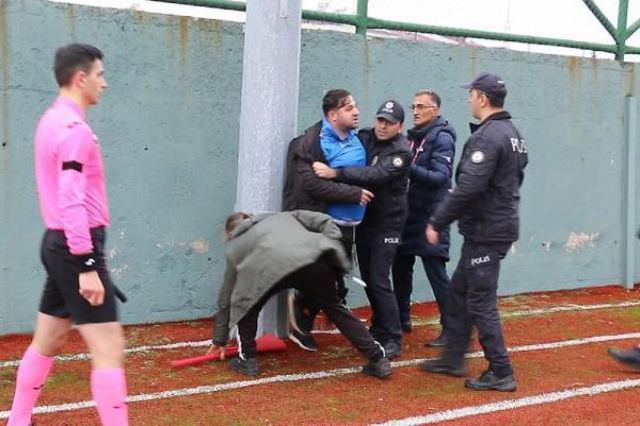 Trabzon'da saha savaş alanına döndü! Hakeme bayrak direğiyle saldırdılar