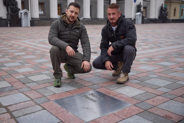 Hollywood yıldızı Sean Penn, Zelenski'ye Oscar'ını hediye etti