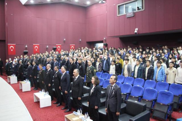 Atatürk'ün anlatıldığı 10 Kasım programında hüngür hüngür ağlayan kız öğrenci: Aklıma yaşadığı zorluklar geldi