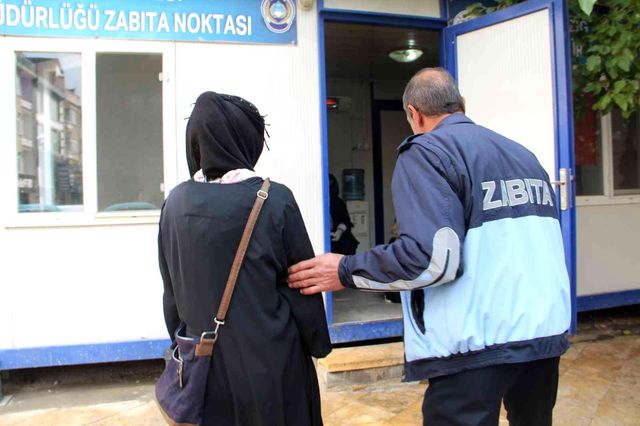 Dilencinin yanındaki pirinci kontrol eden zabıtalar, taş ayıklar gibi para ayıkladı