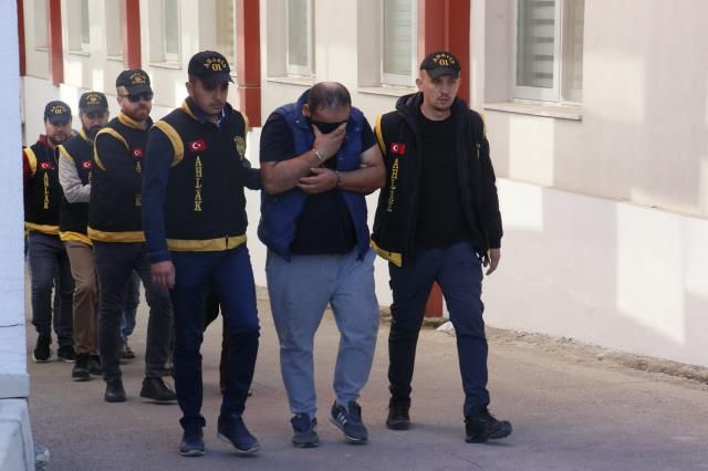 Fuhuş şebekesine şafak baskını! 'Karpuz tarlasında bekliyorum' şifresiyle haberleşmişler