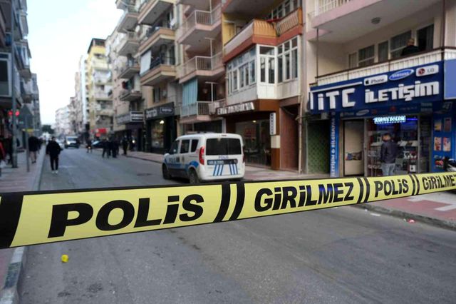 Sokak ortasında önce eşine, sonra kendine sıktı