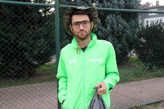 Kocaeli'de cüzdanı çalınan genç, tüm parasını kaybedince kentin ortasına çadır kurdu