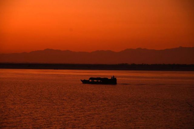 Hindistan'dan Büyüleyici Bir Gün Batımı Öncesi Manzarası