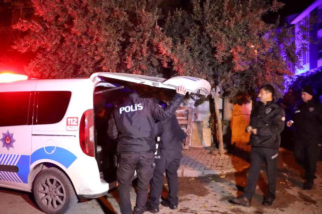 Önce karısını öldürdü, sonra bileklerini kesip intihara kalkıştı