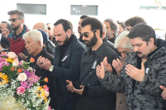 Şarkıcı Sıla, babasını son yolculuğuna uğurladı