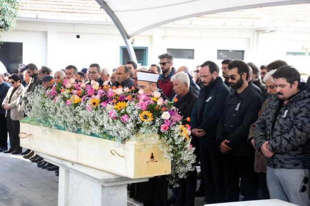 Şarkıcı Sıla, babasını son yolculuğuna uğurladı