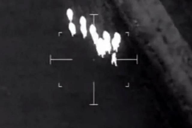 Kamera saniye saniye kaydetti! Polisten kaçan zanlıyı tarladaki inekler yakaladı Kamera saniye saniye kaydetti! Polisten kaçan zanlıyı tarladaki inekler yakaladı