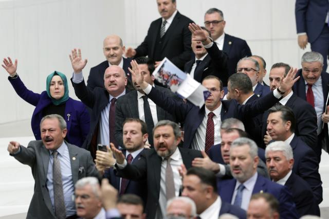 TBMM'de büyük gerginlik! Soylu'nun sözüyle çıldıran muhalefet kürsüye fotoğraf fırlattı