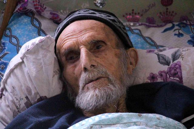100'ün üzerinde torunu olan 105 yaşındaki Bekir dede hayatını kaybetti
