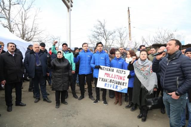 Kardeş ülke Azerbaycan'da vatandaşların haklı isyanı! Rus askerleri ile karşı karşıya geldiler